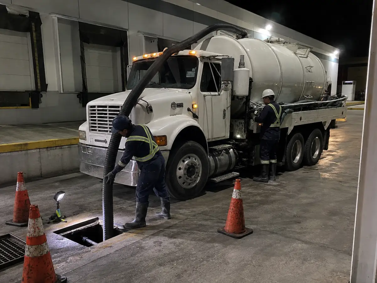 Cami&oacute;n vactor de 17 m&sup3; con la manguera de succi&oacute;n desplegada