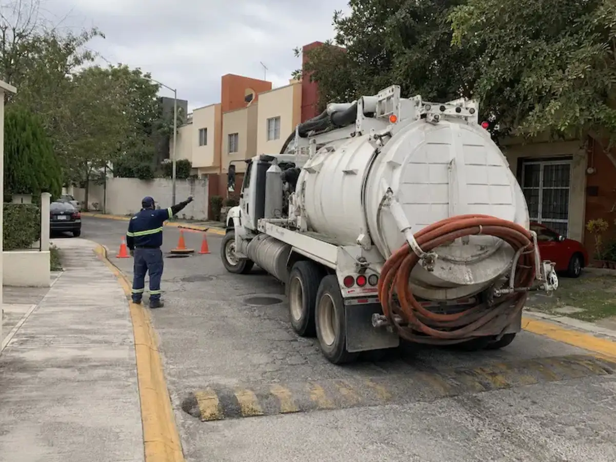 Camión Vactor trabajando en un predio de Huejotzingo, Puebla