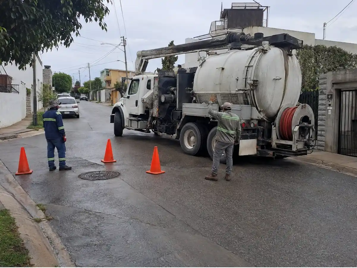 Camión Vactor desazolvando la línea de una nave industrial en Tlaxcala