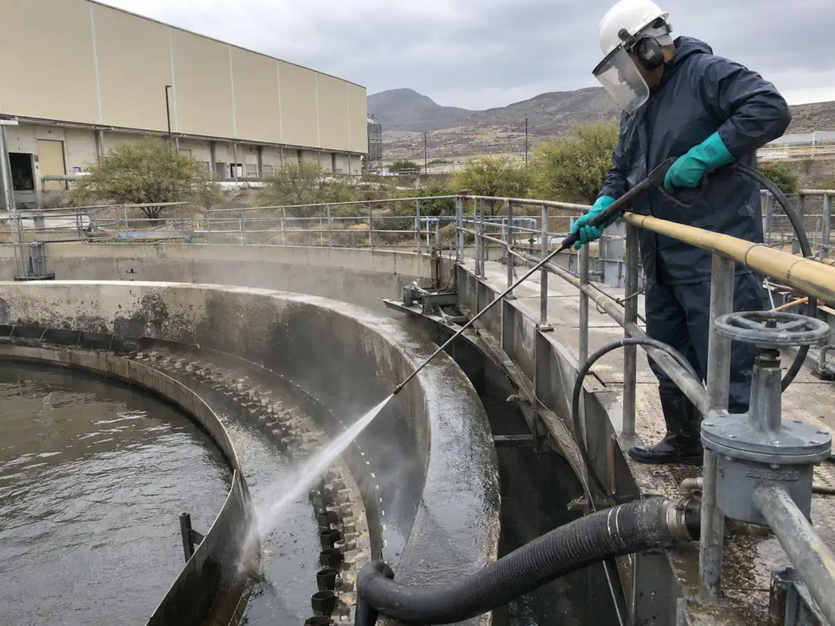 Hidrolavado a presi&oacute;n sobre piso de concreto en &aacute;rea de producci&oacute;n